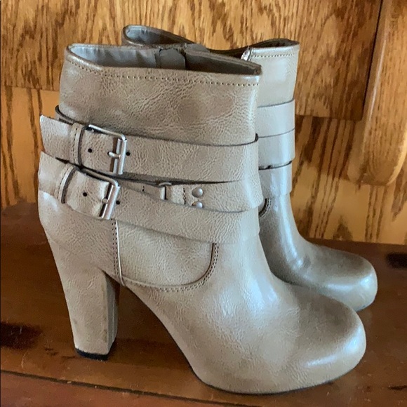 Madden Girl Shoes - Madden Girl taupe leather ankle boots in sz 6M